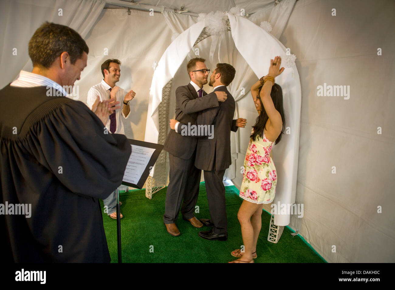 Un vice commissario dei matrimoni civili in West Hollywood, CA, officiates a un matrimonio civile cerimonia per un maschio gay giovane. Foto Stock