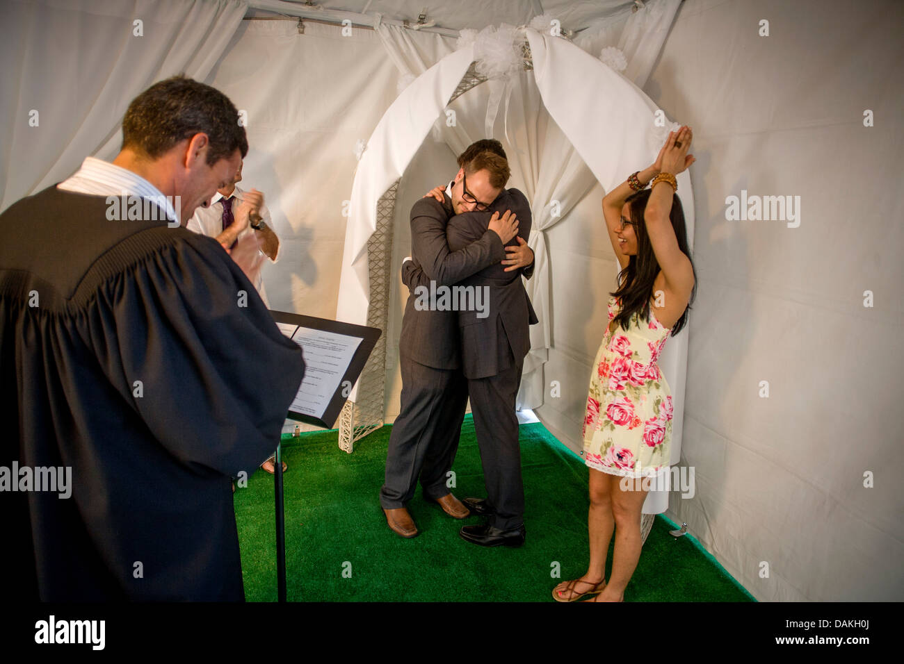 Un vice commissario dei matrimoni civili in West Hollywood, CA, officiates a un matrimonio civile cerimonia per un maschio gay giovane. Foto Stock