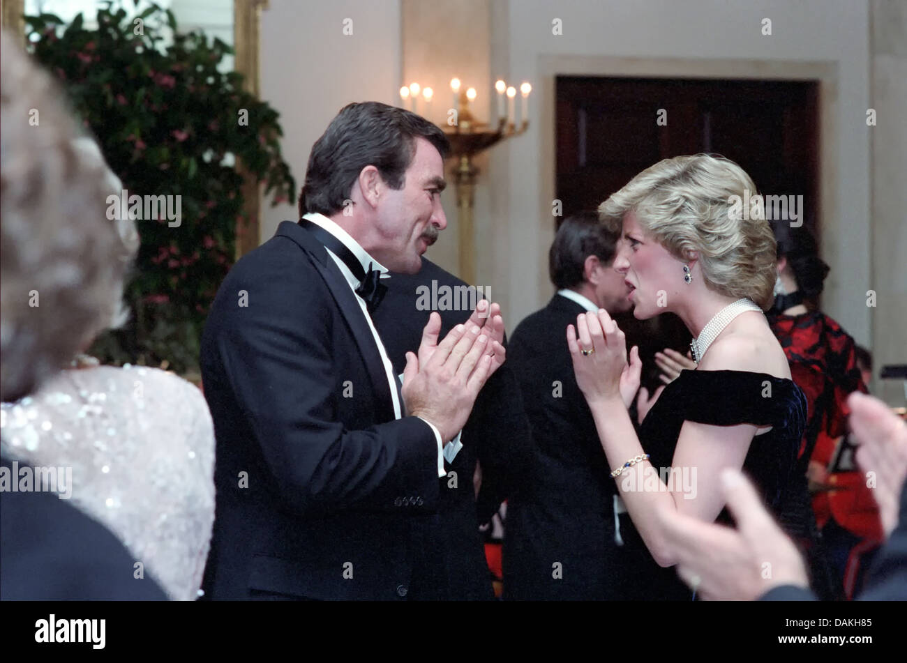 Diana, principessa di Galles danze con l'attore Tom Selleck durante una casa Bianca Cena di Gala il 9 novembre 1985 a Washington, DC. Foto Stock