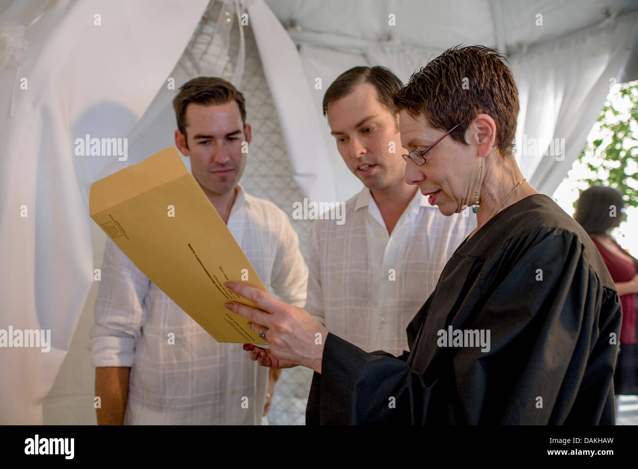 Un vice commissario dei matrimoni civili in West Hollywood, CA, officiates a un matrimonio civile cerimonia per un maschio gay giovane. Foto Stock