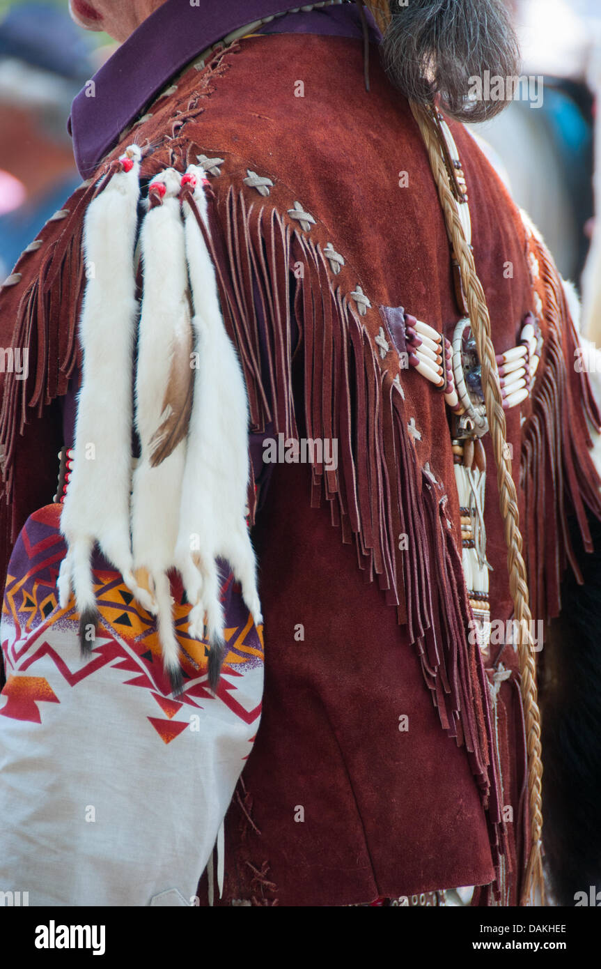 L'orgogliosa nazione Mohawk che vivono in Kahnawake comunità native situato sulla riva sud del San Lorenzo in Québec Canada celebra è Pow-Wow annuale con danze tradizionali e musica del tamburo Foto Stock