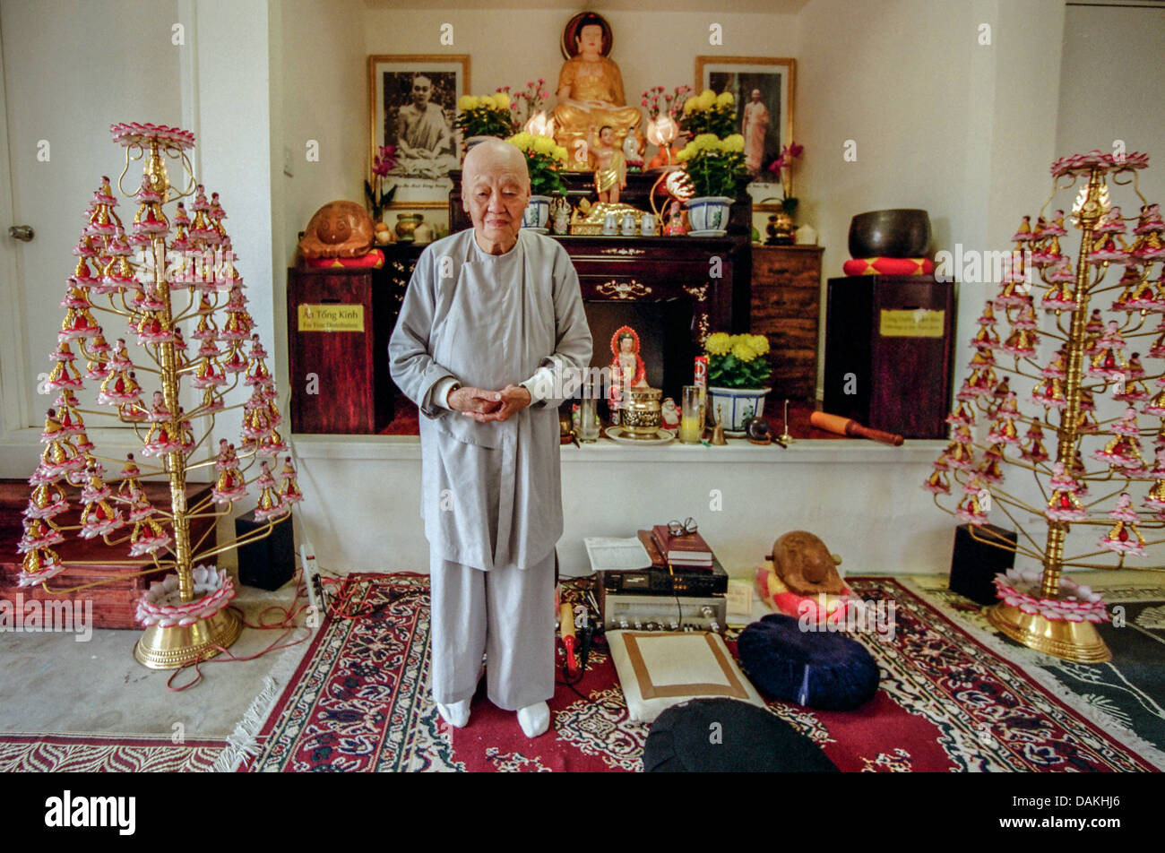 Un buddista vietnamita sacerdote pone nel suo tempio di fortuna si trova in una casa a Santa Ana CA. Foto Stock