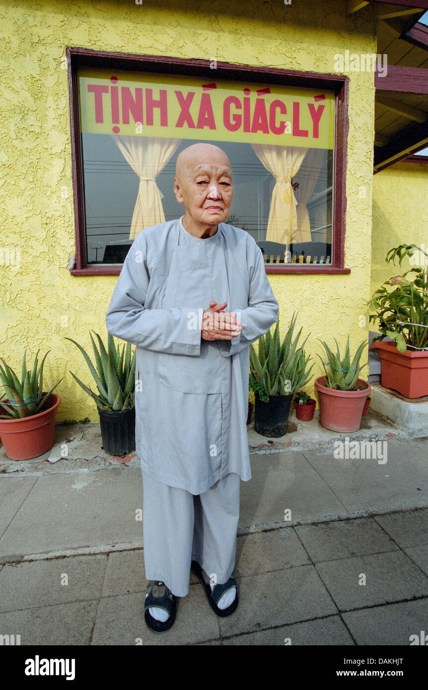 Un buddista vietnamita sacerdote pone al di fuori del suo tempio di fortuna si trova in una casa di Santa Ana, California. Foto Stock