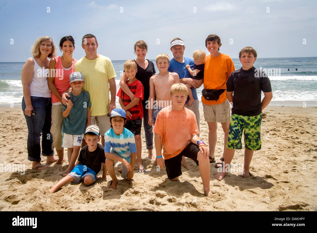 California famiglia i gruppi che rappresentano tre generazioni pongono un pomeriggio estivo a Laguna Beach, CA. Foto Stock