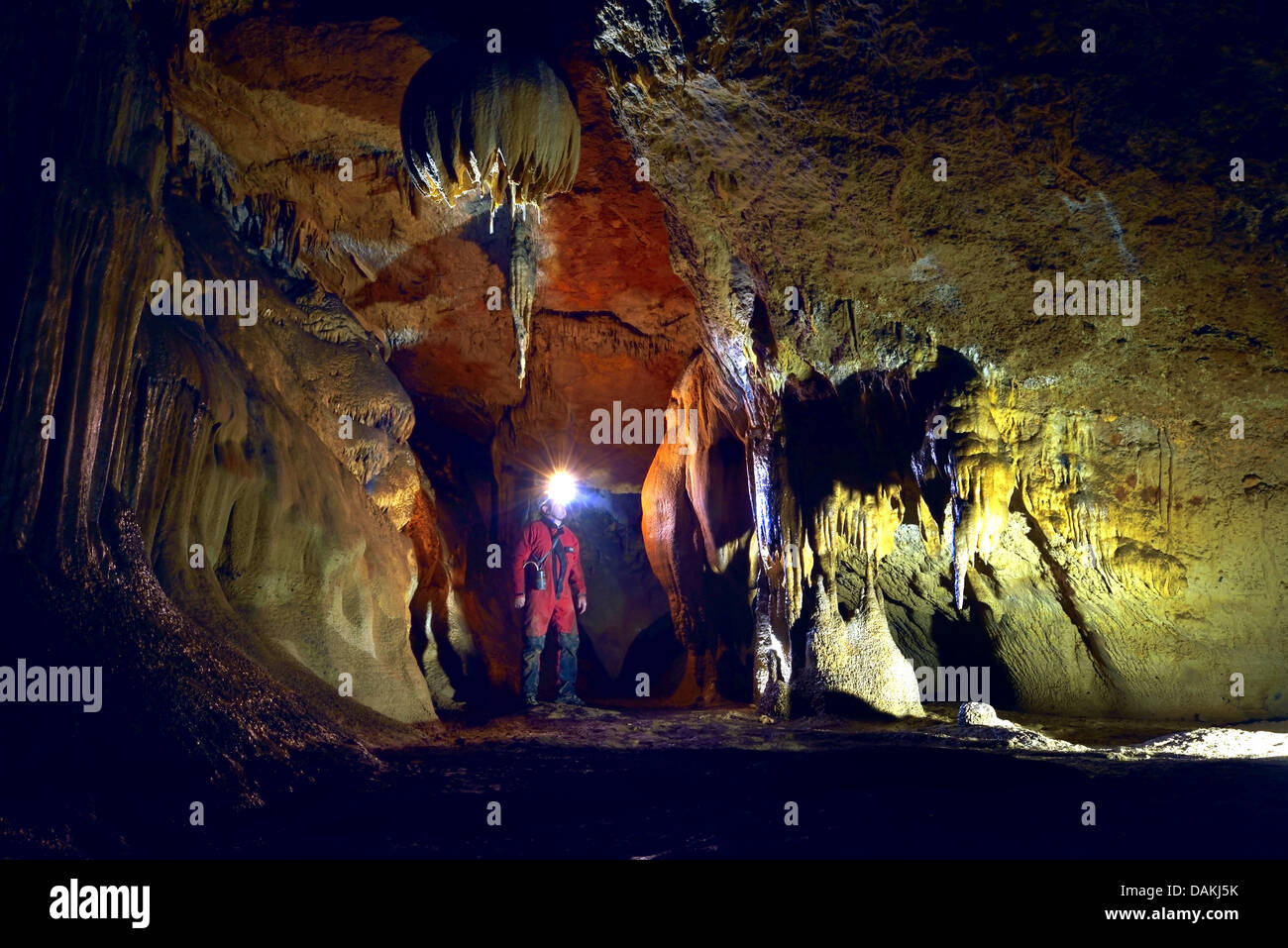 Speleologo nella grotta di vecchi mnoi, Francia, Calanques National Park, La Ciotat Foto Stock