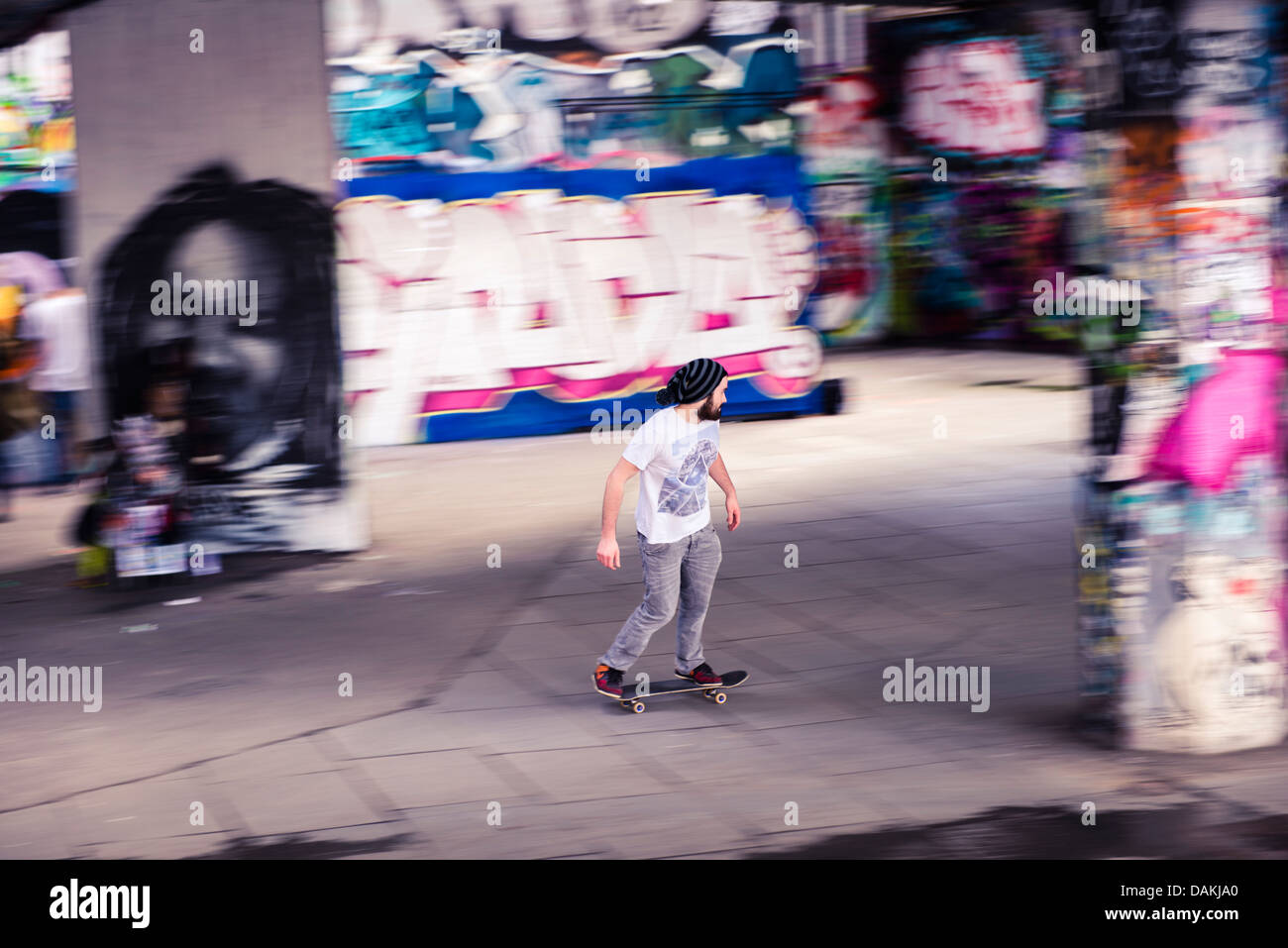 Un giovane guidatore di skateboard in Undercroft, Southbank, Londra Foto Stock