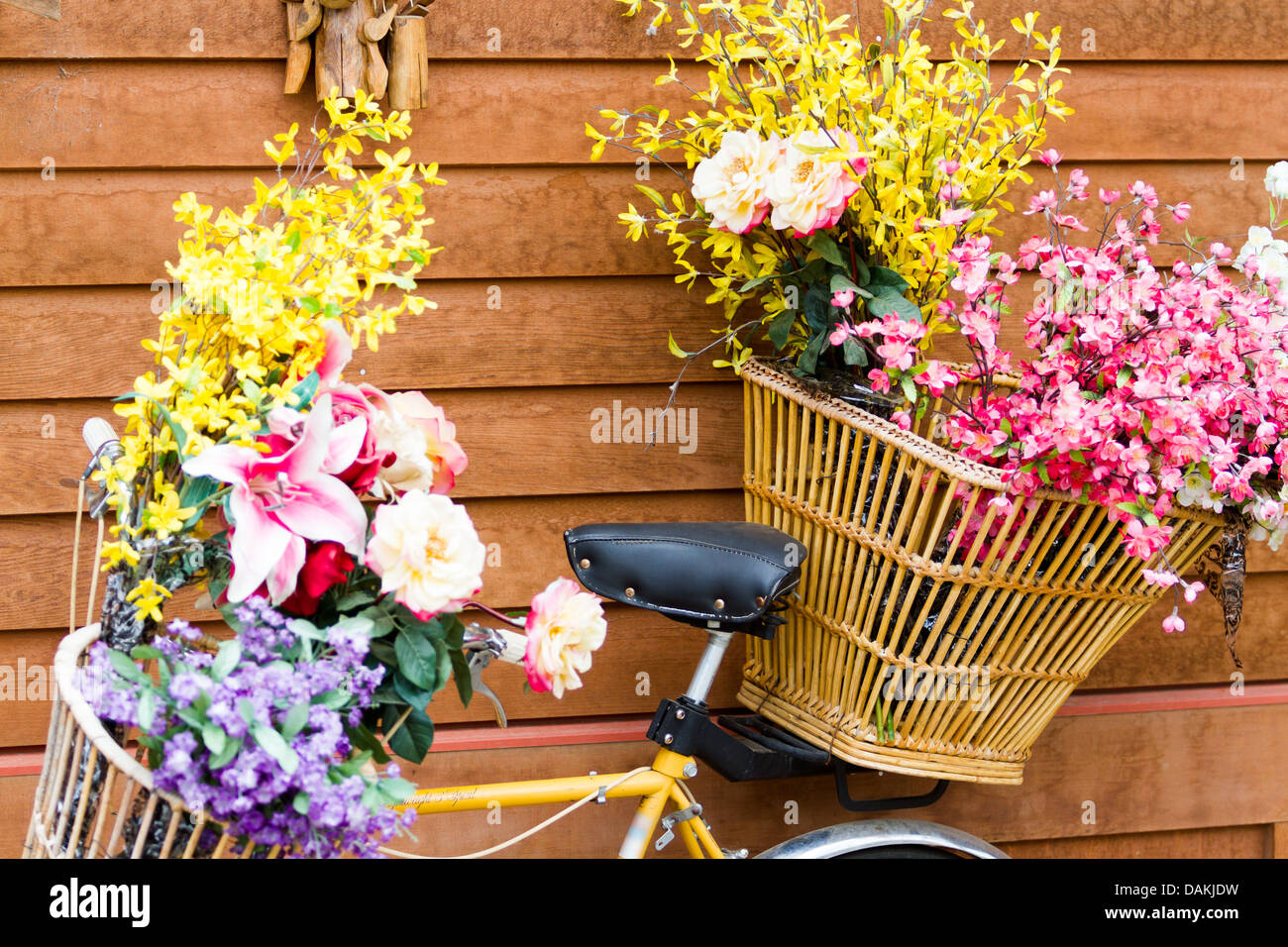 Vecchia bicicletta con cestini di fiori luminosi Foto stock - Alamy