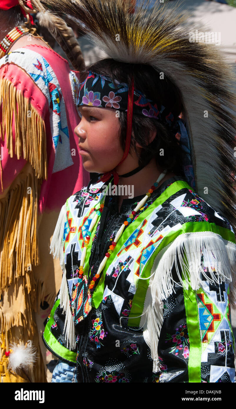 L'orgogliosa nazione Mohawk che vivono in Kahnawake comunità native situato sulla riva sud del San Lorenzo in Québec Canada celebra è Pow-Wow annuale con balli tradizionali e tamburo musica : Luglio13-14 2013 Foto Stock