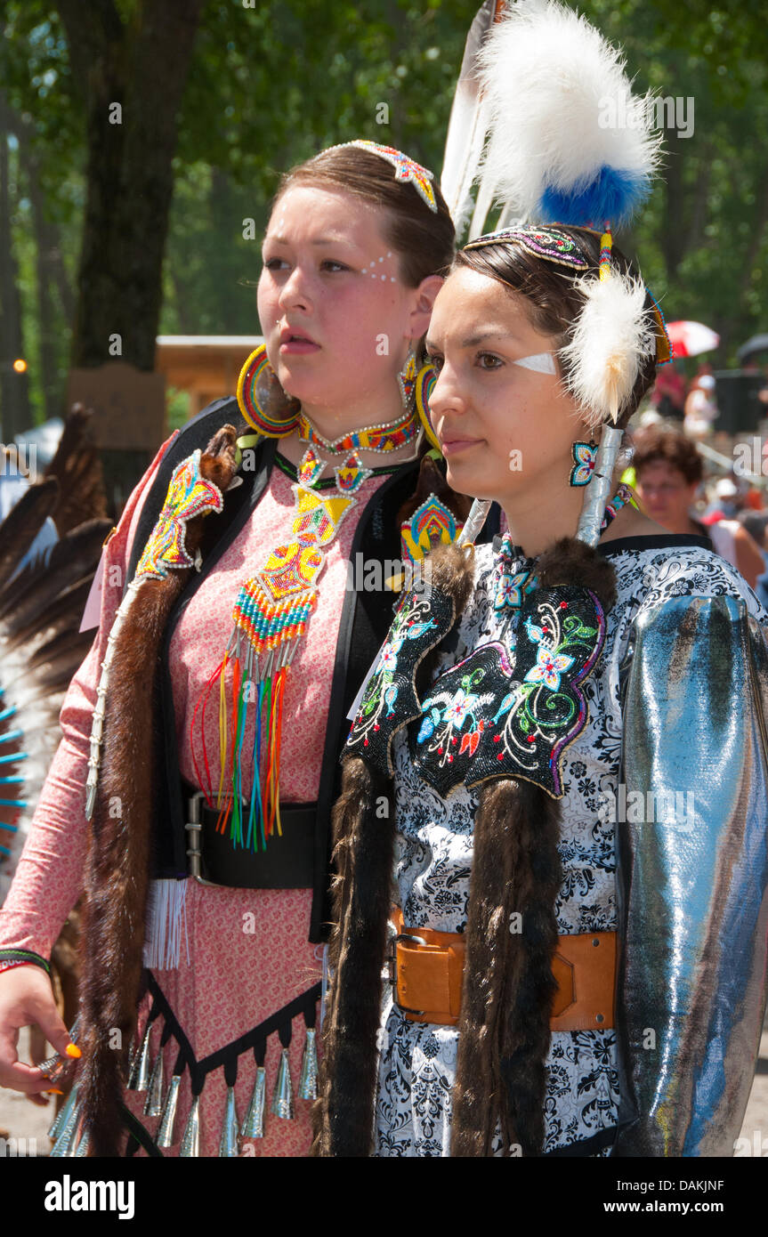 L'orgogliosa nazione Mohawk che vivono in Kahnawake comunità native situato sulla riva sud del San Lorenzo in Québec Canada celebra è Pow-Wow annuale con danze tradizionali e musica del tamburo Foto Stock