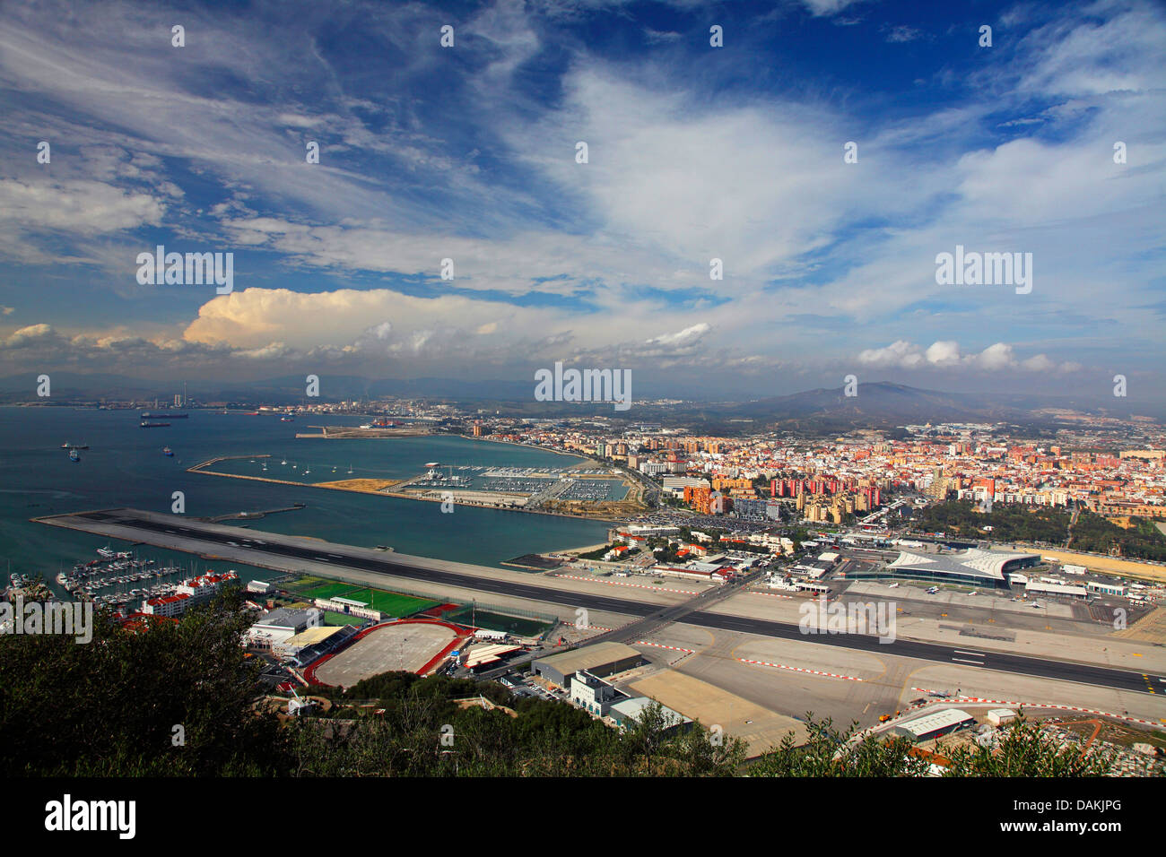 Vista della pista di atterraggio per aerei e La Linea, Gibilterra Foto Stock