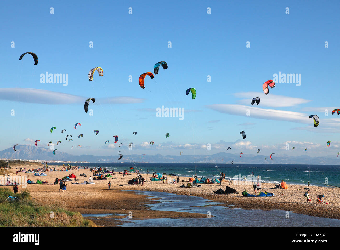 Il kite surf in spiaggia, Spagna, Andalusia, Valdevaqueros Tarifa Foto Stock