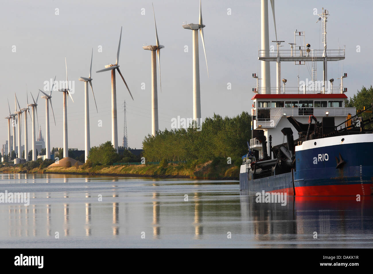 Ruote del vento lungo un canale, Belgio, Zeebrugge Foto Stock