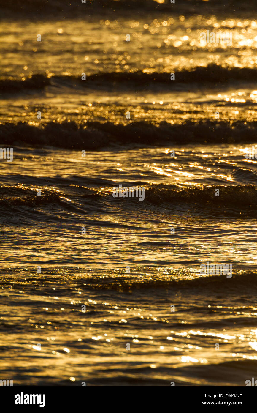 Onde fotografato durante un caldo sunrise / la luce del tramonto perfetto per uno sfondo Foto Stock