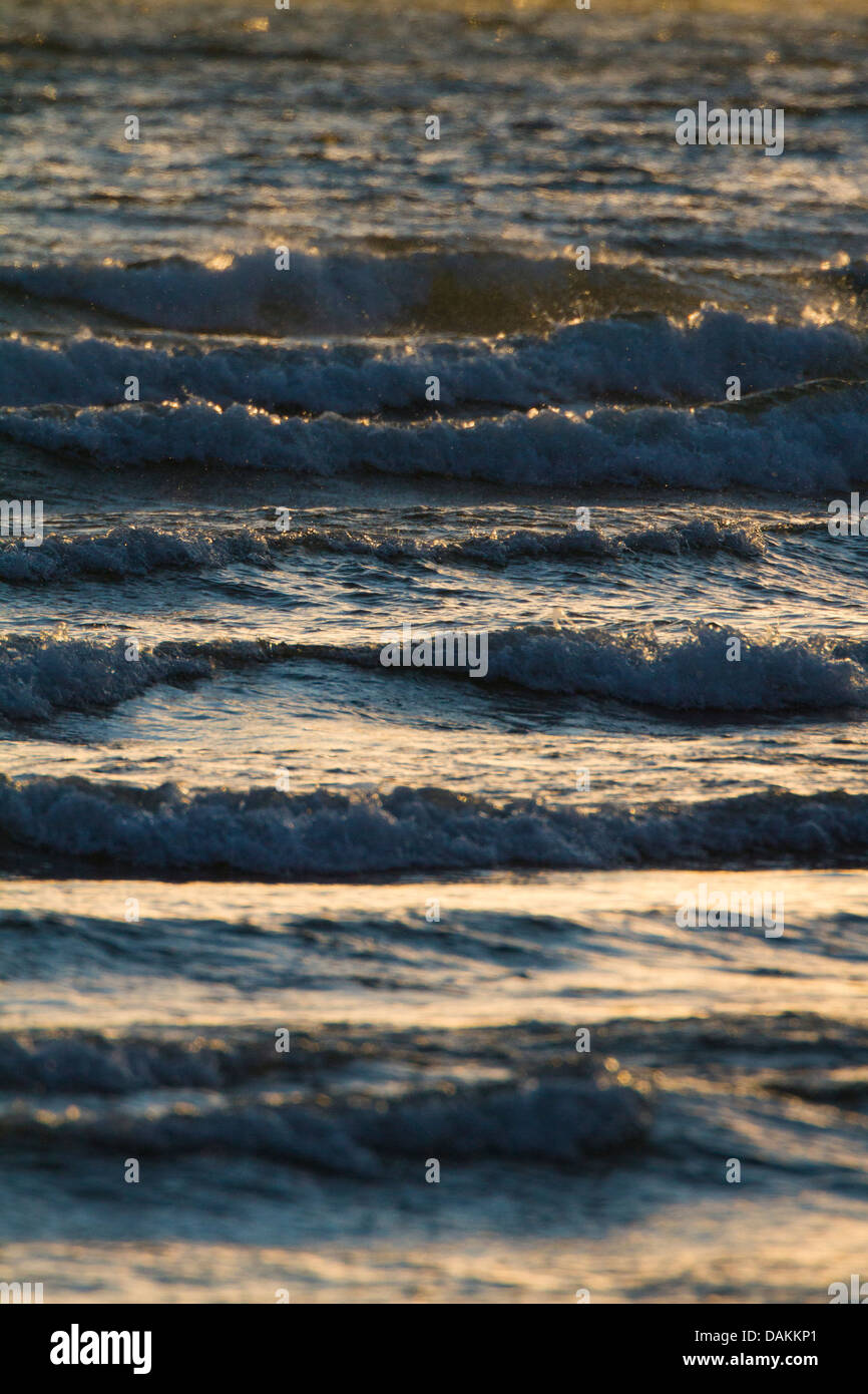 Onde fotografato durante un caldo sunrise / la luce del tramonto perfetto per uno sfondo Foto Stock