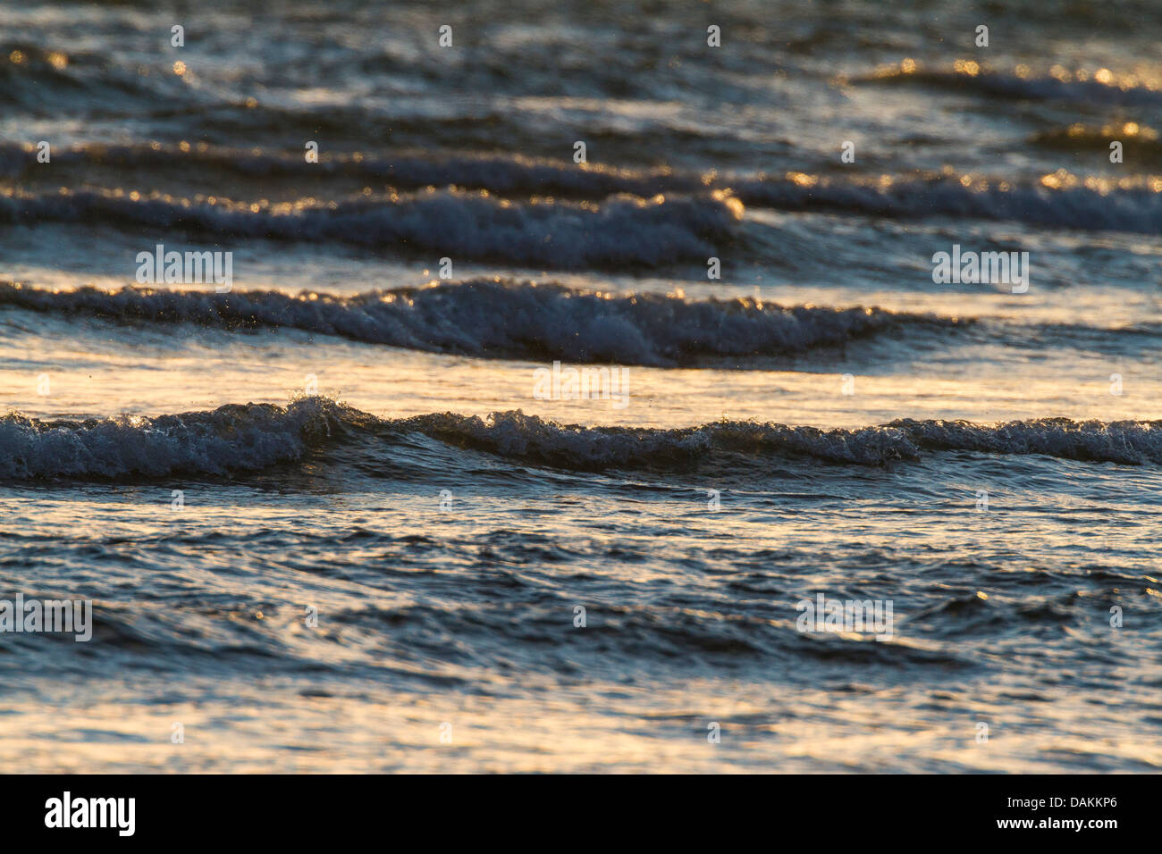 Onde fotografato durante un caldo sunrise / la luce del tramonto perfetto per uno sfondo Foto Stock