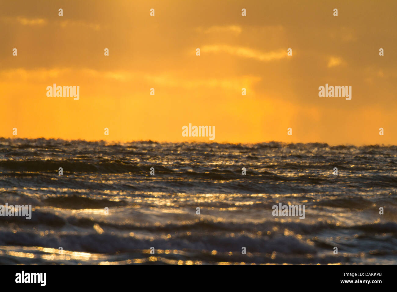 Onde fotografato durante un caldo sunrise / la luce del tramonto perfetto per uno sfondo Foto Stock