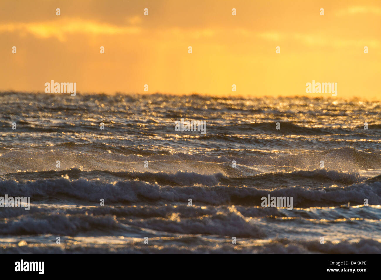 Onde fotografato durante un caldo sunrise / la luce del tramonto perfetto per uno sfondo Foto Stock