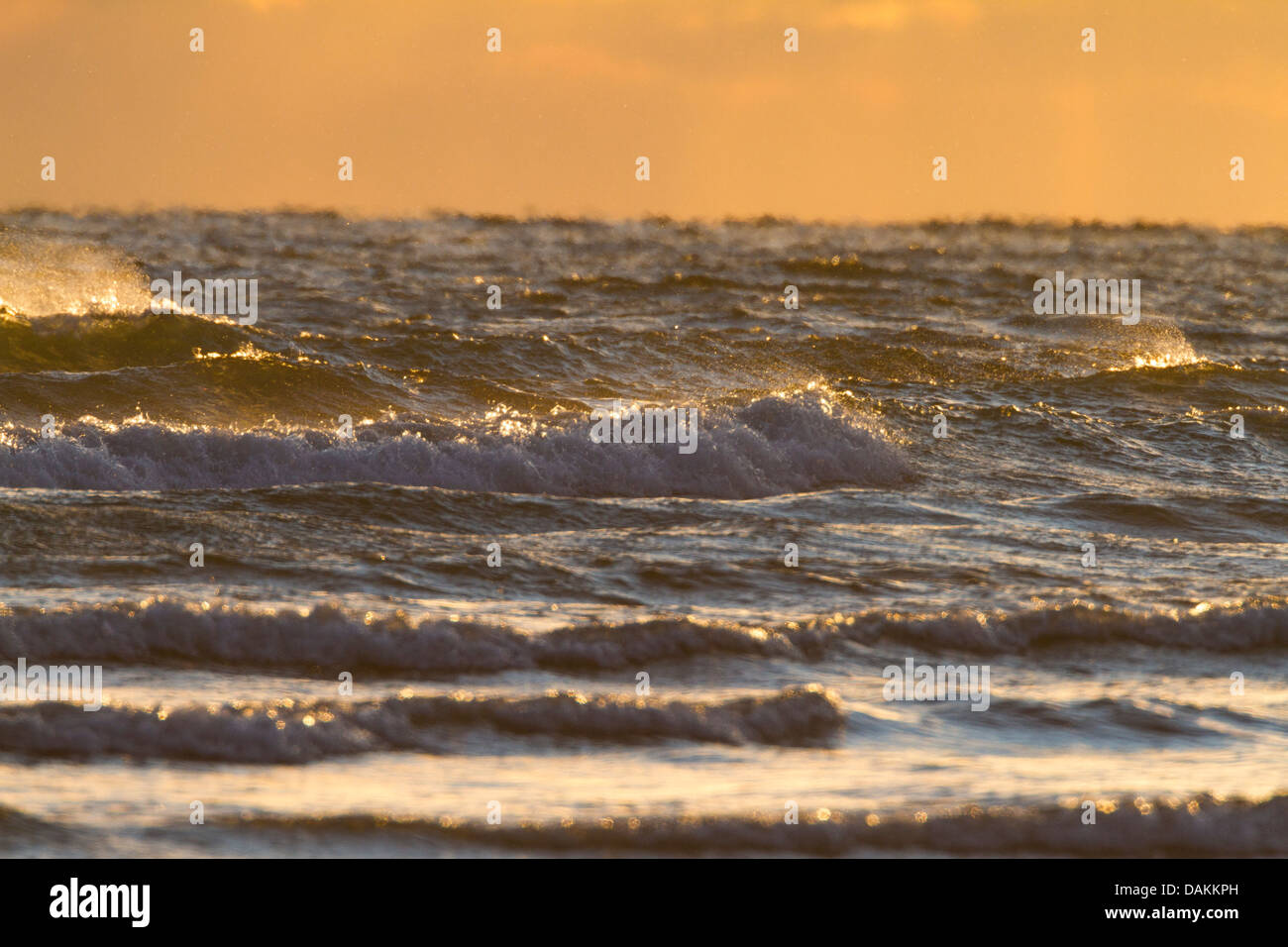 Onde fotografato durante un caldo sunrise / la luce del tramonto perfetto per uno sfondo Foto Stock