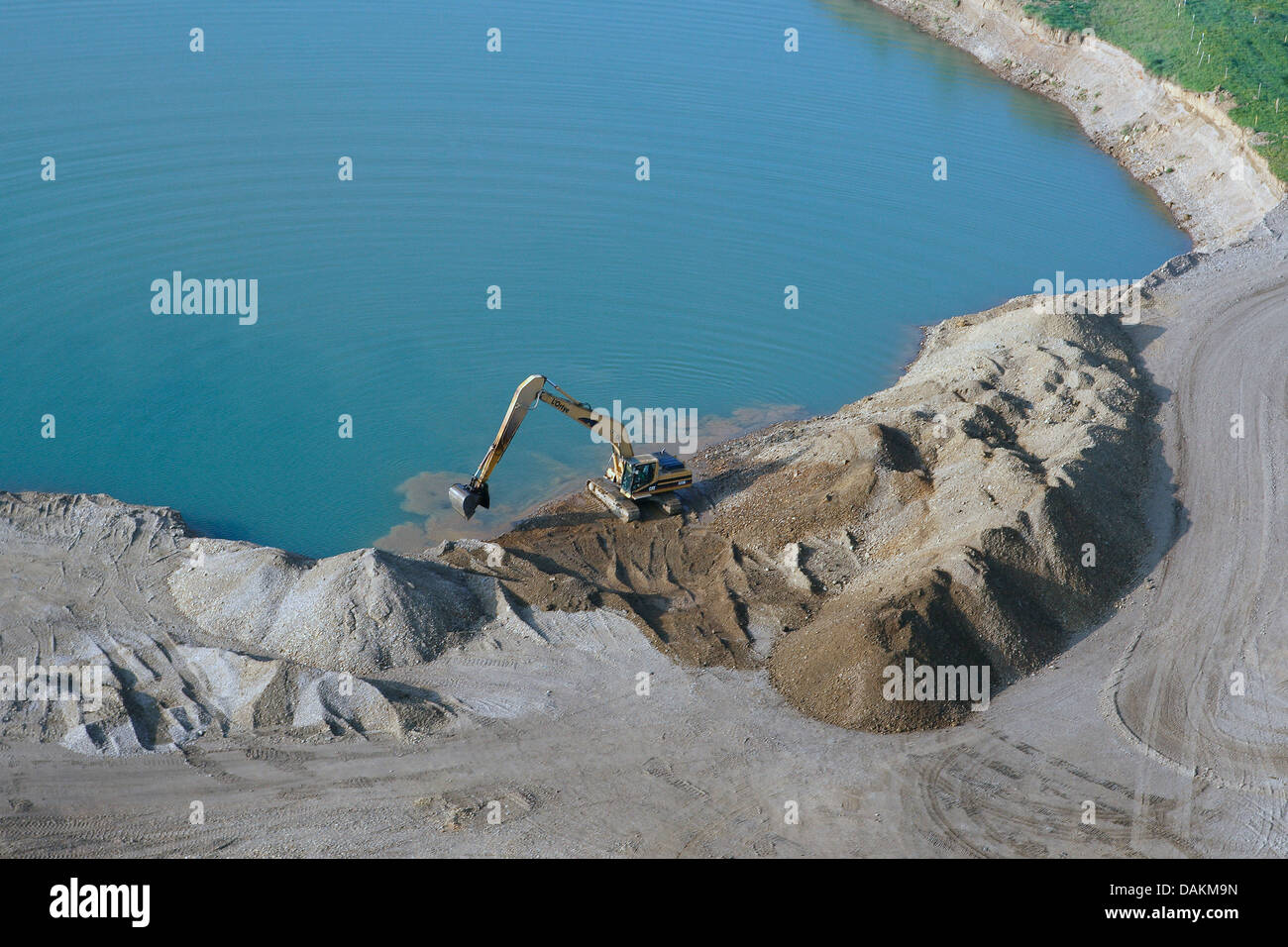 Vista aerea di escavatore su quarry pondside, Belgio Foto Stock