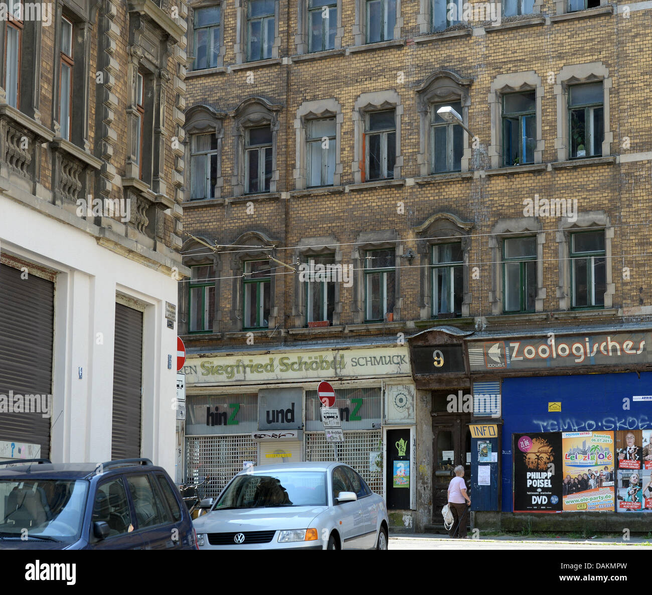 Edifici con un weathered fassades sono ritratte in Georg Schwarz Street a Leipzig, Germania, 15 luglio 2013. L' Unione europea intende informare i proprietari di case in grave bisogno di rinnovamento con il progetto EPOurban in diverse città europee. In Leipzig, molti proprietari di case in Georg Schwarz Street tra gli altri, riceverà consulenza. Foto: Hendrik Schmidt Foto Stock