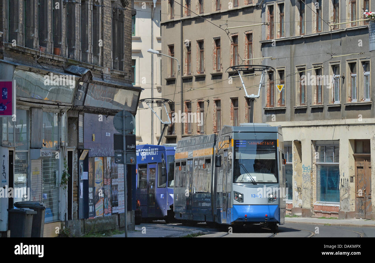 Edifici con un weathered fassades sono ritratte in Georg Schwarz Street a Leipzig, Germania, 15 luglio 2013. L' Unione europea intende informare i proprietari di case in grave bisogno di rinnovamento con il progetto EPOurban in diverse città europee. In Leipzig, molti proprietari di case in Georg Schwarz Street tra gli altri, riceverà consulenza. Foto: Hendrik Schmidt Foto Stock