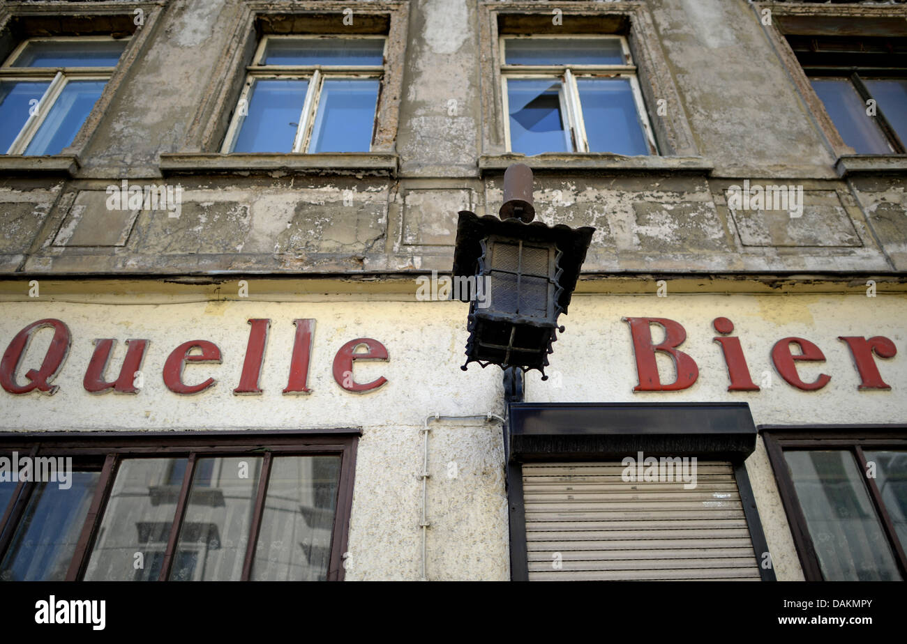 Un edificio vuoto con un weathered fassade è raffigurato nella Georg Schwarz Street a Leipzig, Germania, 15 luglio 2013. L' Unione europea intende informare i proprietari di case in grave bisogno di rinnovamento con il progetto EPOurban in diverse città europee. In Leipzig, molti proprietari di case in Georg Schwarz Street tra gli altri, riceverà consulenza. Foto: Hendrik Schmidt Foto Stock