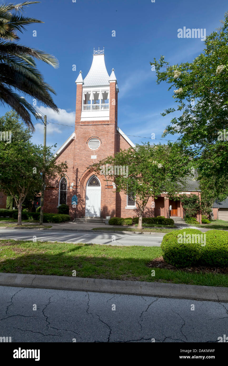 Principali facciata in mattoni rossi della storica Regno Chiesa Metodista Fellowship Hall a Gainesville, Florida. Foto Stock