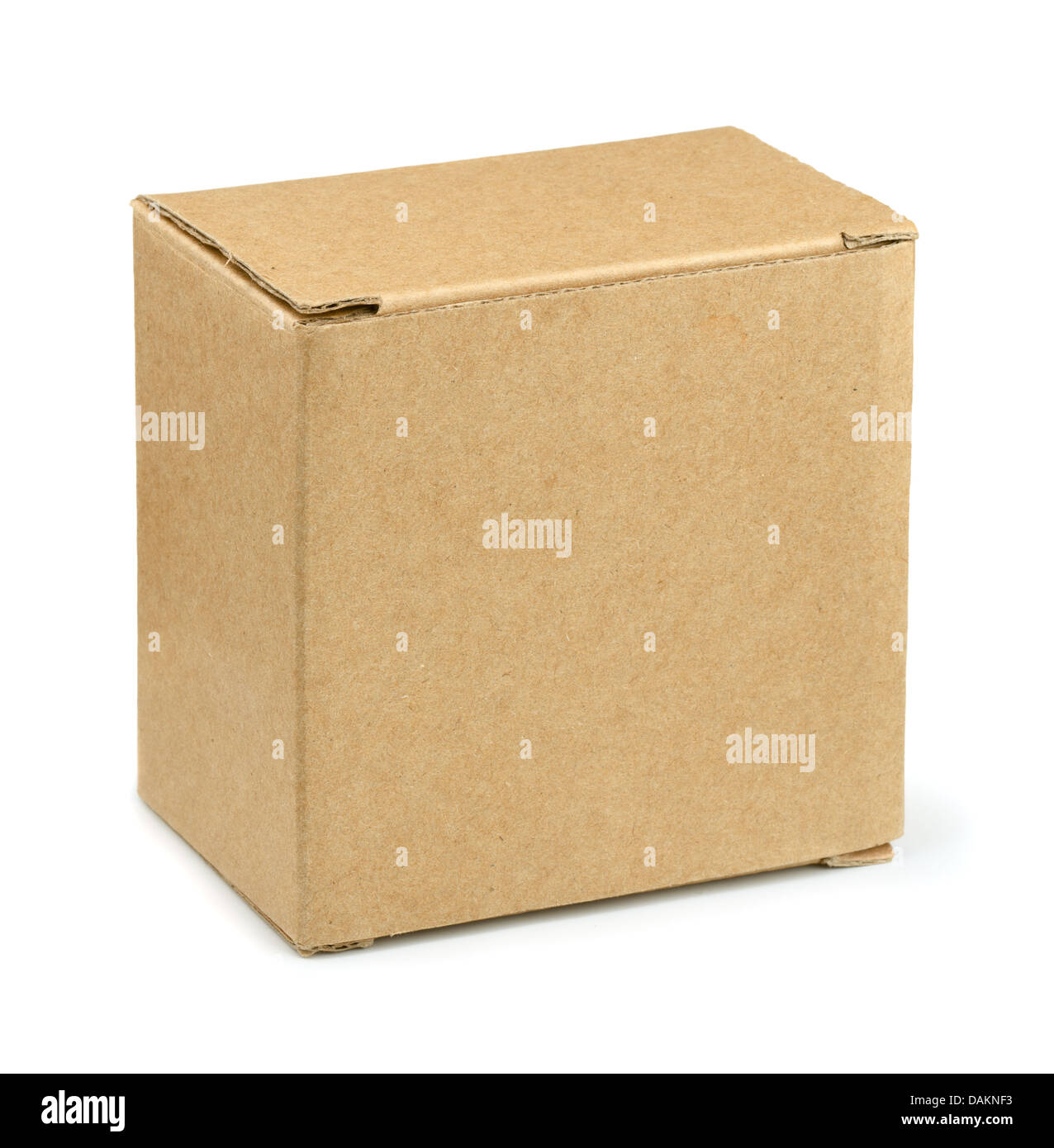 Chiuso marrone a scatola di cartone isolato su bianco Foto Stock