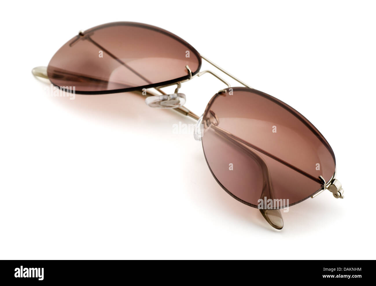 Marrone stile aviatore occhiali da sole isolato su bianco Foto Stock