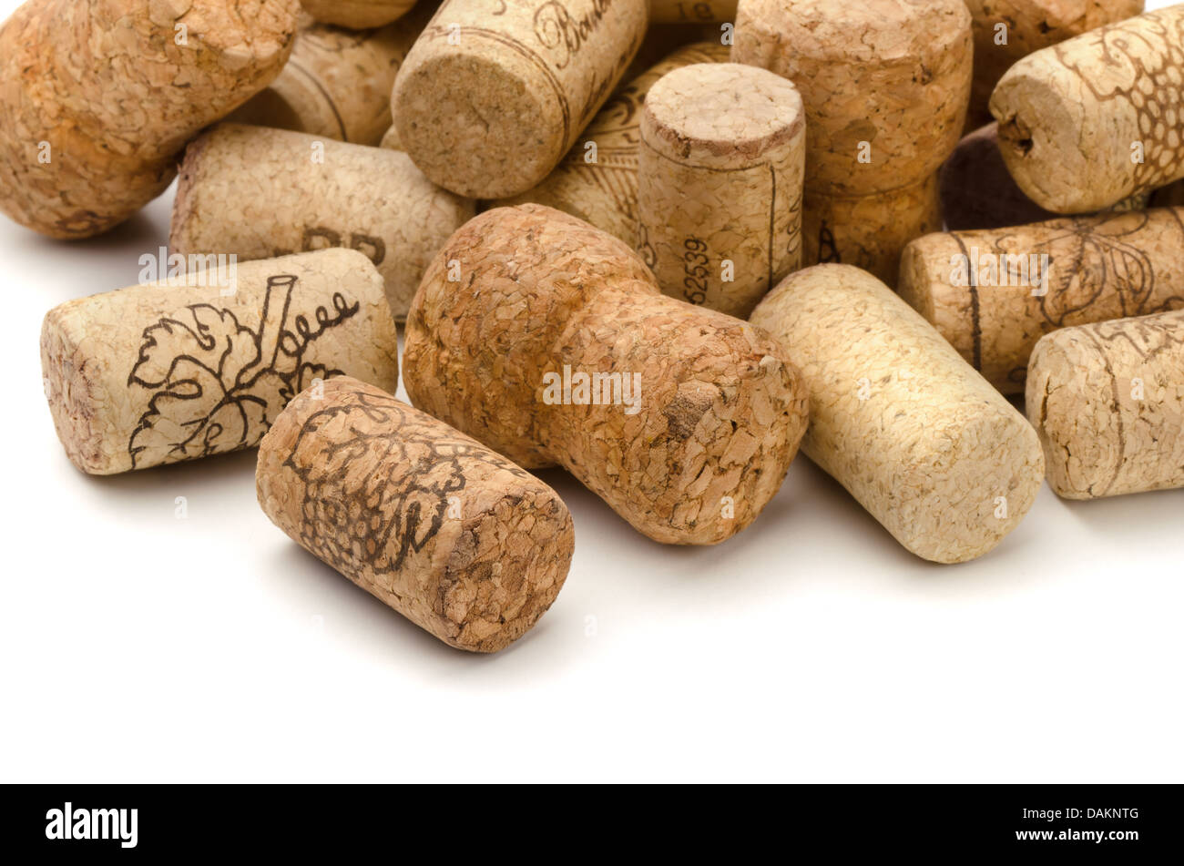 Close up utilizzato assortiti tappi vino su bianco Foto Stock