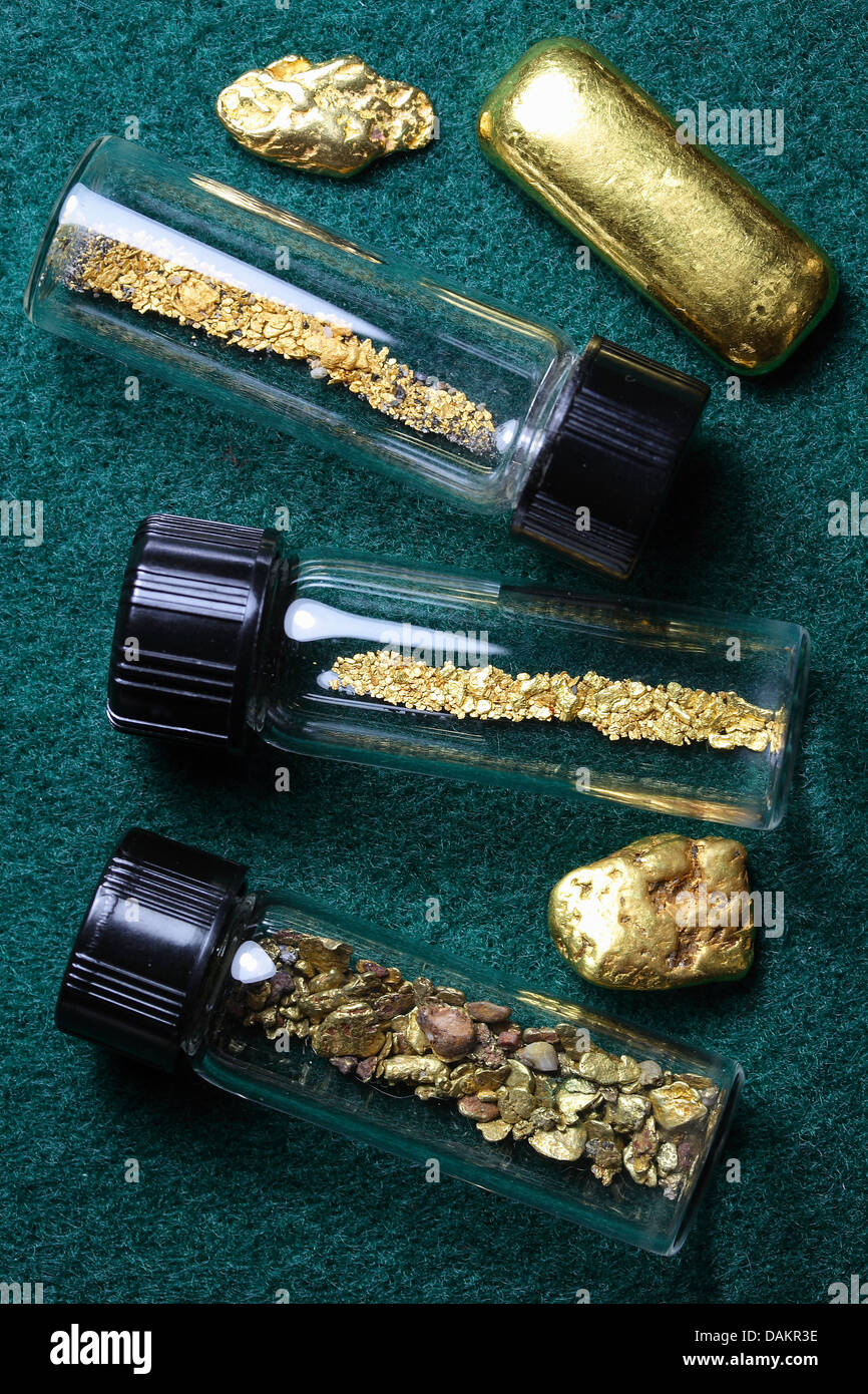 Flaconcini di polvere d oro e naturale Placer pepite d'Oro - uno oncia troy di oro Bar anche mostrato Foto Stock