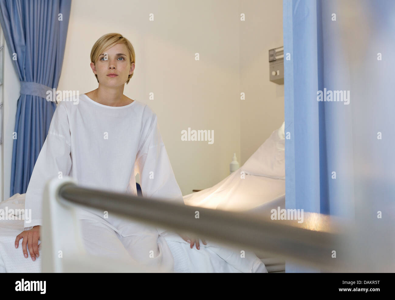 Paziente seduto sul letto di ospedale Foto Stock