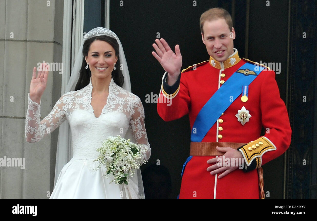 La Coppia Di Sposini Principessa Caterina E Il Principe William Wave La Folla Dal Balcone Di Buckingham Palace A Londra Gran Bretagna 29 Aprile 2011 Dopo Il Loro Matrimonio Cerimonia Gli Ospiti