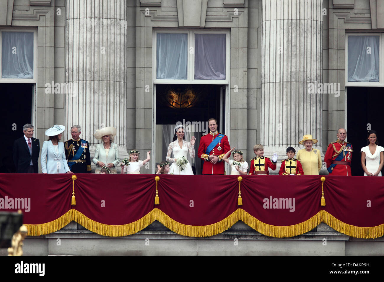 (L-R) Michael e Carole Middleton, corona il principe Carlo e la Duchessa Camilla, Bridesmaids Eliza Lopes, Lady Louise Windsor e grazia van Cutsem, sposa la principessa Caterina, lo sposo il principe William, damigella Margarita Armstrong-Jones, pagina ragazzi William Lowther-Pinkerton e Tom Pettifer, Queen Elizabeth II.,il principe Filippo e Pippa Middleton sul balcone di Buckingham Palace a Londra Foto Stock