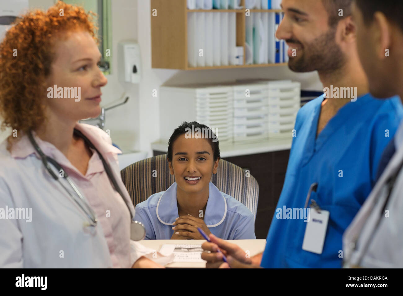 Il personale ospedaliero parlando al front desk Foto Stock
