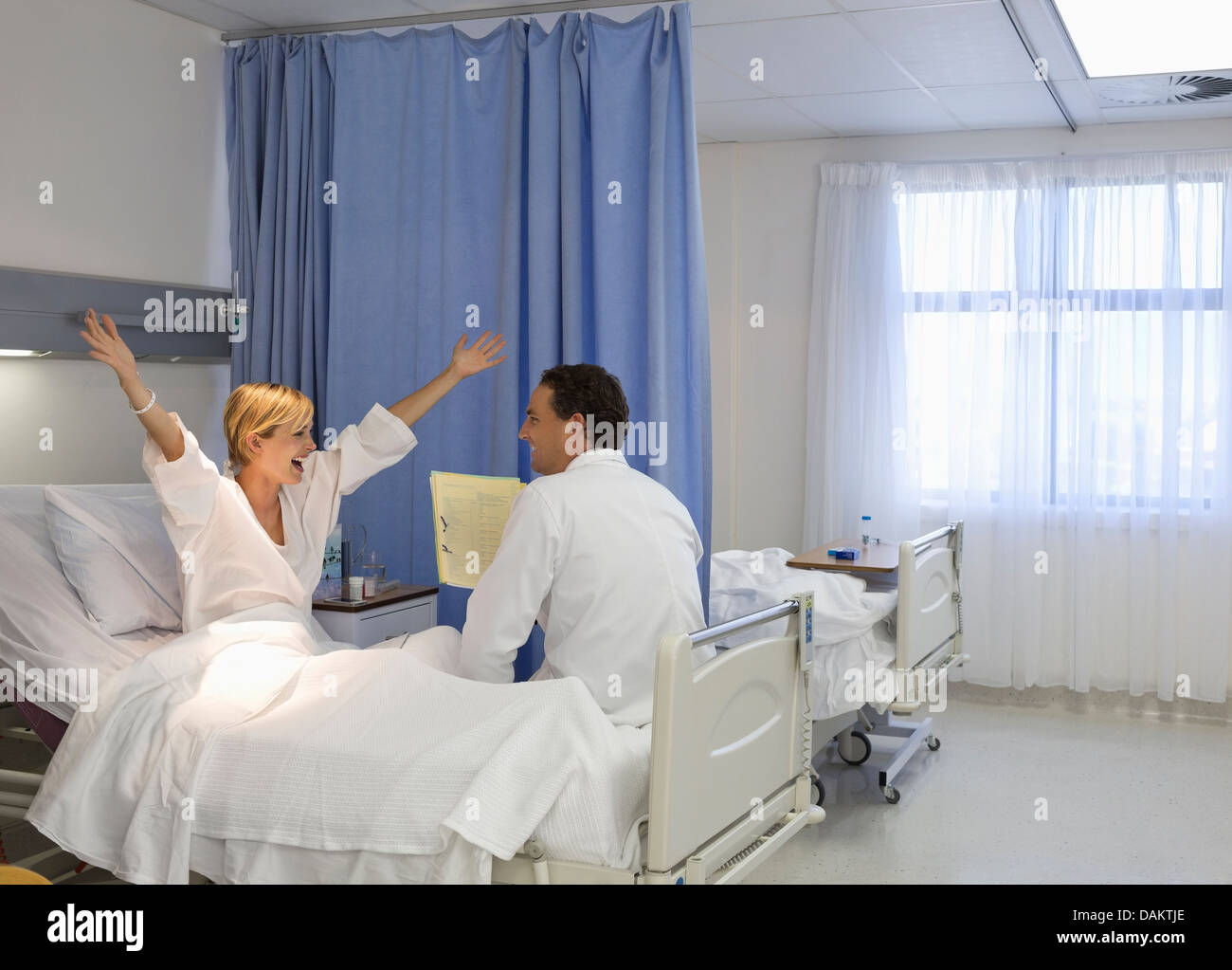 Medico parlando di tifo paziente nella stanza di ospedale Foto Stock