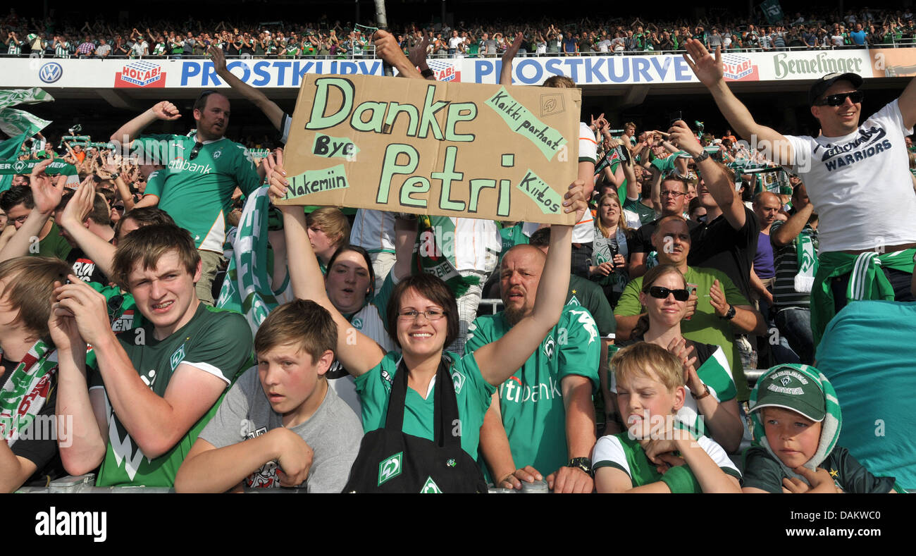 Il Werder è un fan dire addio a Pasanen, che è di lasciare Brema a fine stagione, in Bundesliga tedesca corrisponde al Werder Brema vs Borussia Dortmund a Stadio Weser di Brema, Germania, 7 maggio 2011. Foto: Carmen Jaspersen Foto Stock