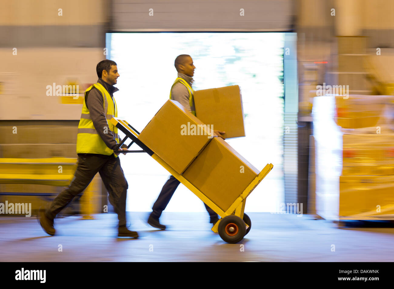Lavoratori scatole per il karting in magazzino Foto Stock