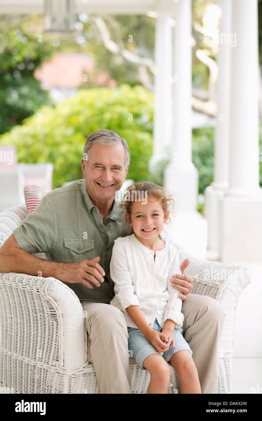 Uomo vecchio con nipote sul portico Foto Stock