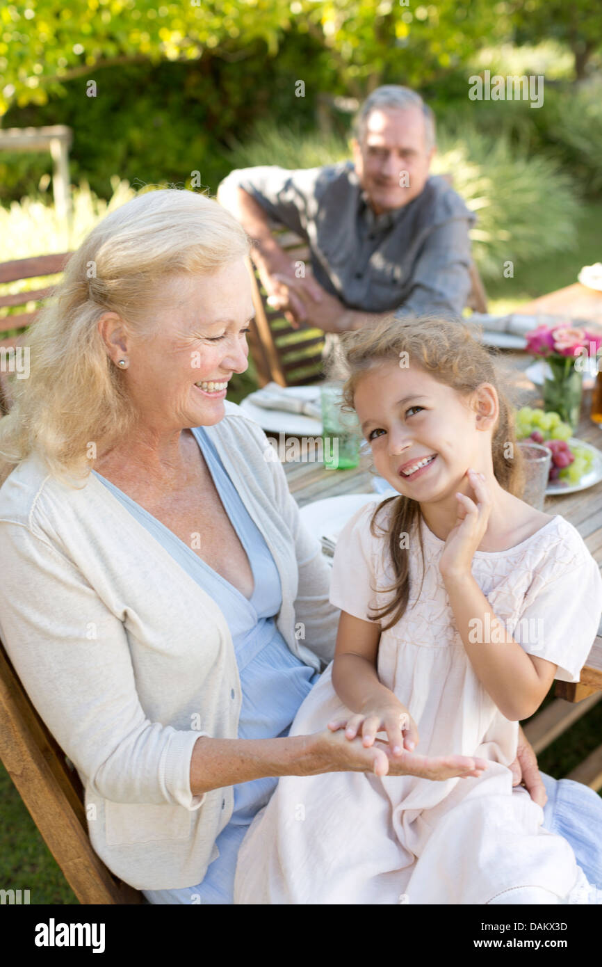 I vecchi donna seduta con il nipote all'aperto Foto Stock