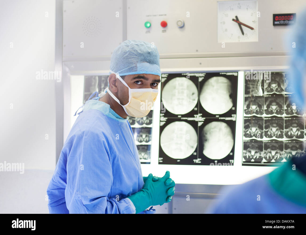 Chirurgo esaminando i raggi x in sala operatoria Foto Stock