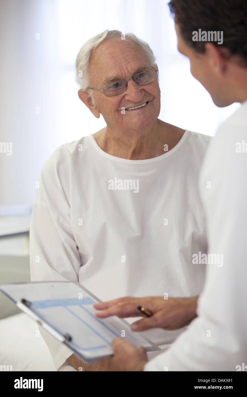 Medico di parlare con pazienti anziani nella stanza di ospedale Foto Stock