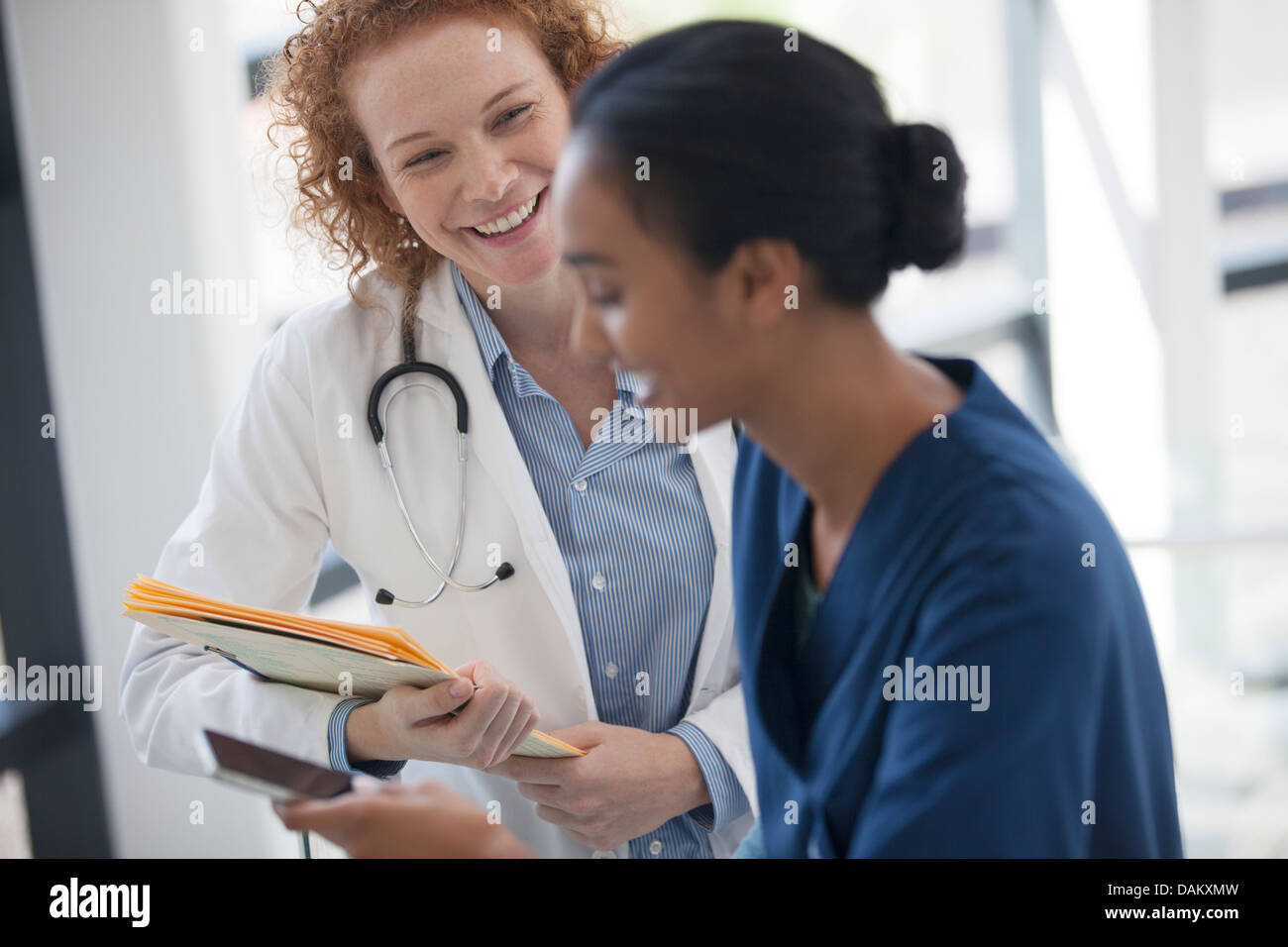 Medico e infermiere parlando in ospedale Foto Stock