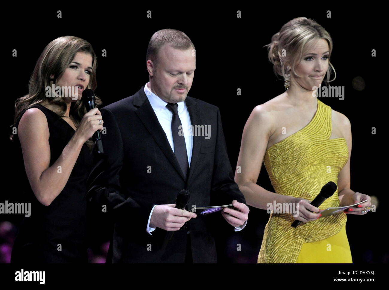 Anke Engelke (L), Stefan Raab e Judith Rakers, ospiti dell'Eurovision Song Contest 2011, visto sul palco durante la seconda Semi-Final del Concorso Eurovisione della canzone a Duesseldorf in Germania, 12 maggio 2011. La finale della 56th Eurovision Song Contest avviene il 14 maggio 2011. Foto: Henning Kaiser dpa/lnw +++(c) dpa - Bildfunk+++ Foto Stock