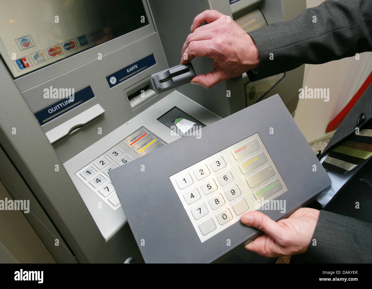 Un dipendente della Sparkasse dimostra la scrematura tecnica con cui defrauders entrare in possesso dei dati finanziari presso un bancomat di Coblenza, Germania, 27 febbraio 2008. La Repubblica Federale Tedesca Agenzia di criminalità hanno fatto una dichiarazione sulla macchina in contanti il tasso di crimine del 2010 durante una conferenza stampa tenutasi il 10 maggio 2011. Foto: Thomas Frey Foto Stock