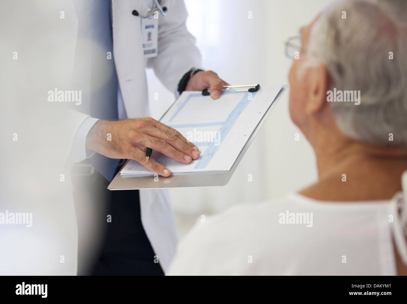 Medico che mostra grafico medico al paziente nella stanza di ospedale Foto Stock