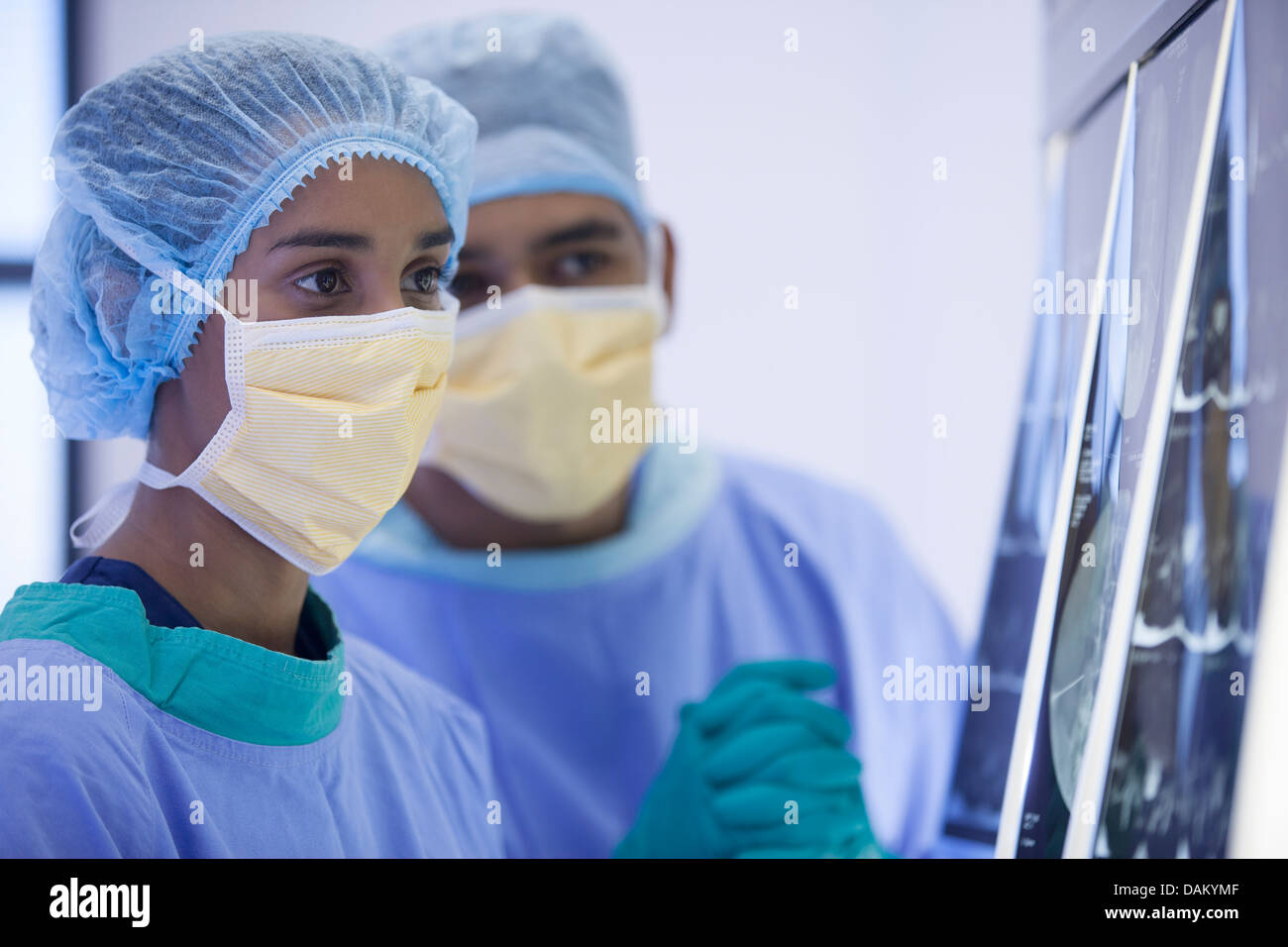 I chirurghi esaminando i raggi x nella stanza di ospedale Foto Stock