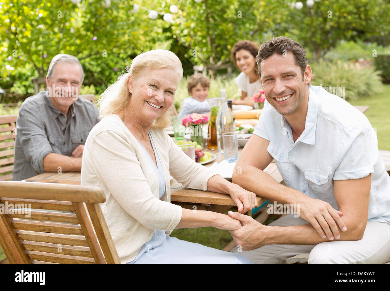 Madre e figlio sorridente in cortile Foto Stock