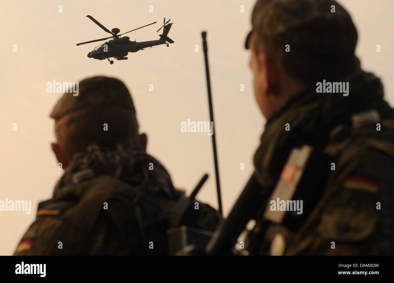 Tedesco truppe Bundeswehr prendere parte a un vicino il supporto aereo esercizio con un noi Apache elicottero in preparazione per una installazione in Afgahnistan all'esercitazione militare centro in Letzingen, Germania, 12 maggio 2011. Foto: Maurizio Gambarini Foto Stock