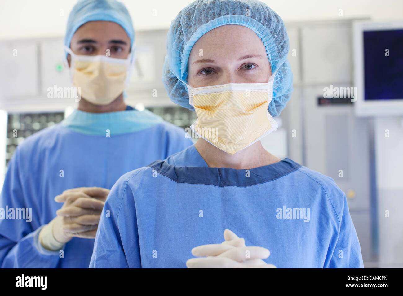I chirurghi in piedi in sala operatoria Foto Stock